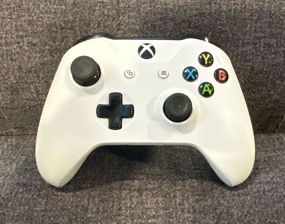 Official Microsoft Xbox One White/Black Controller! ~ Works Great! ~ Authentic!