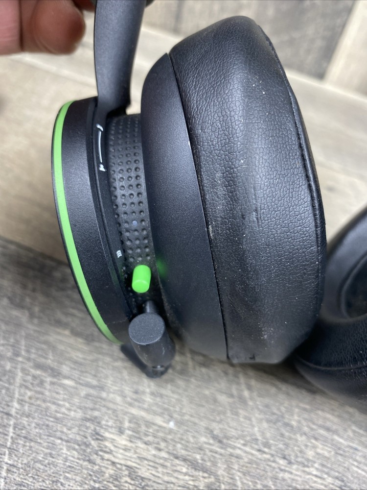 Microsoft Xbox Wireless Headset - Black ⚠️mic Got Damaged ⚠️working