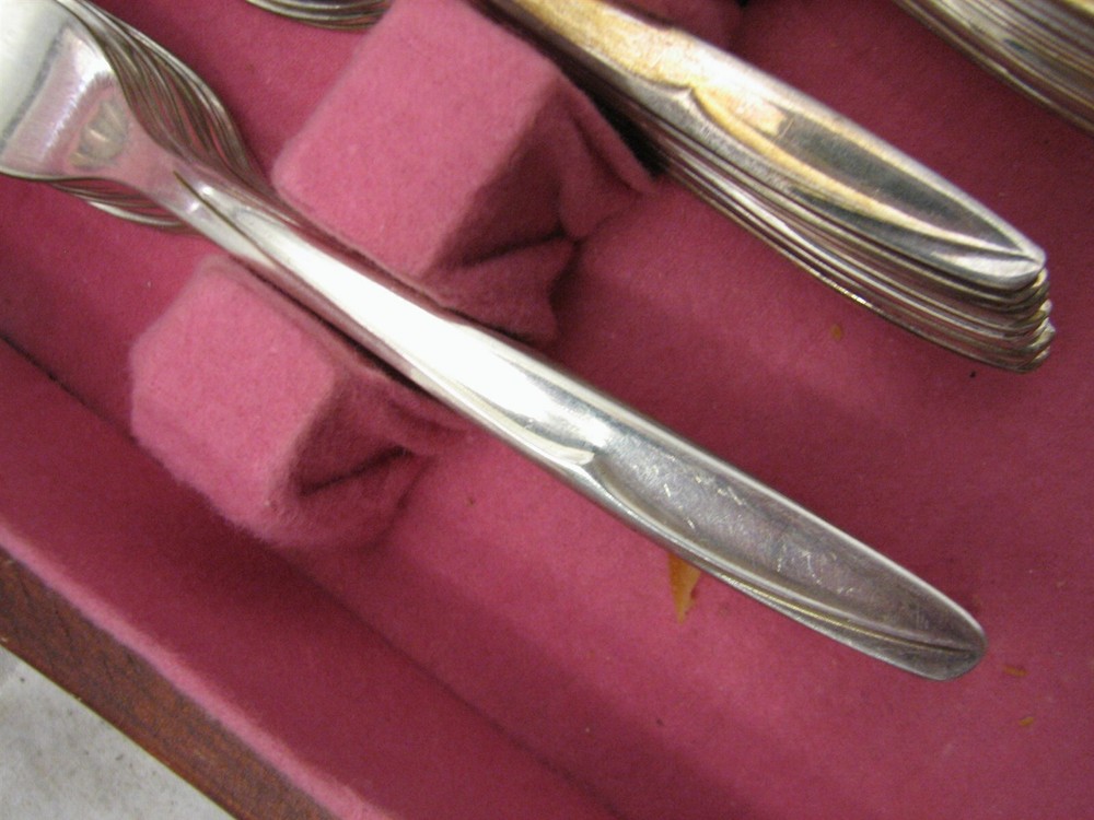 Set Supreme Silver Plate Flatware Concept Pattern svc for 12 74 pcs w/Box