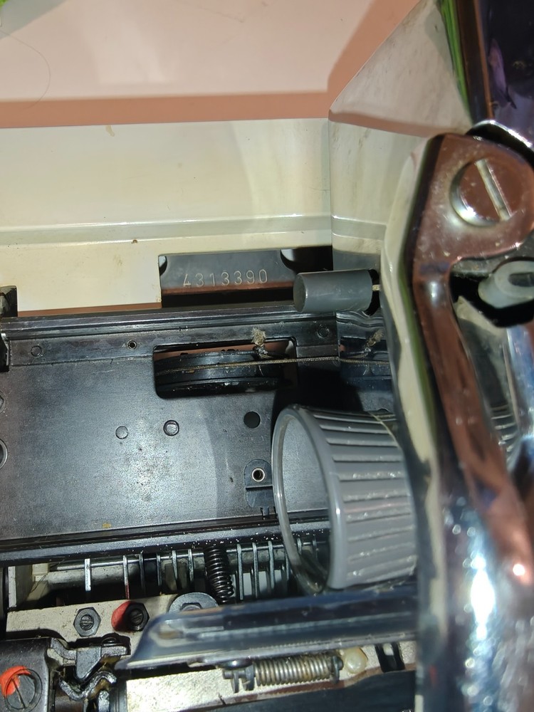 ADLER GABRIELE 35 TYPEWRITER. CURSIVE TYPEFACE. MADE IN GERMANY 1970.