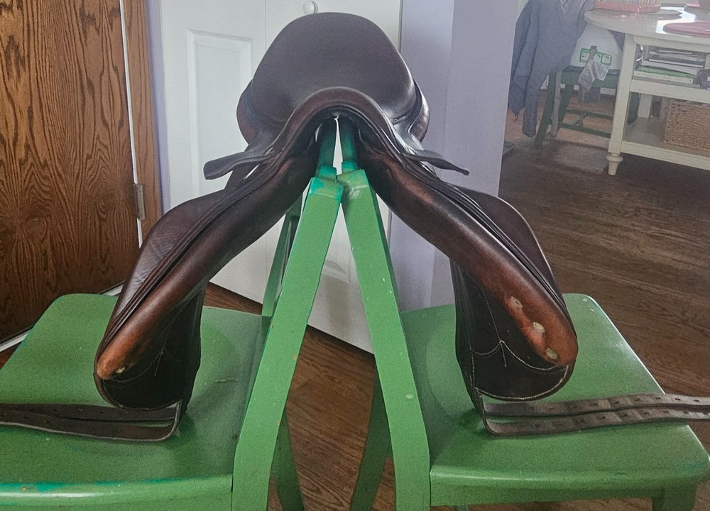 17.5" Devoucoux Chiberta Saddle Medium treeGreat Condition