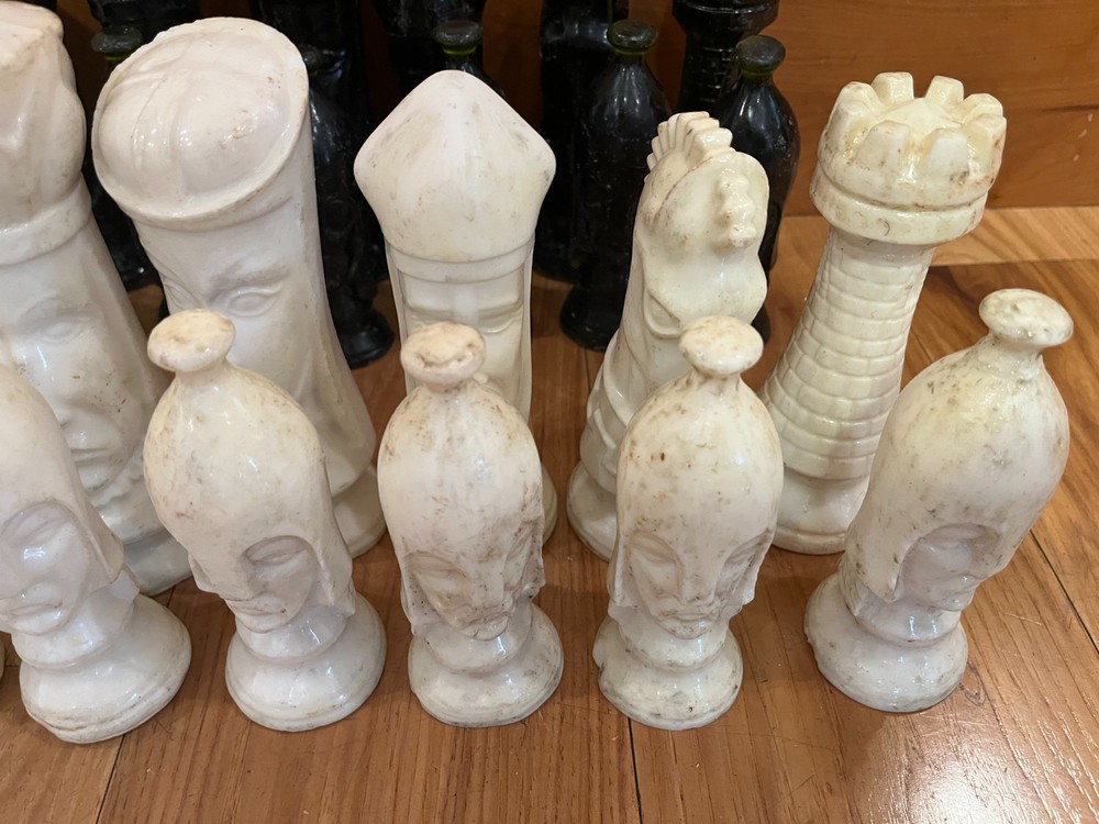Complete 32-piece Duncan Mold Solid Plastic Chess Set
