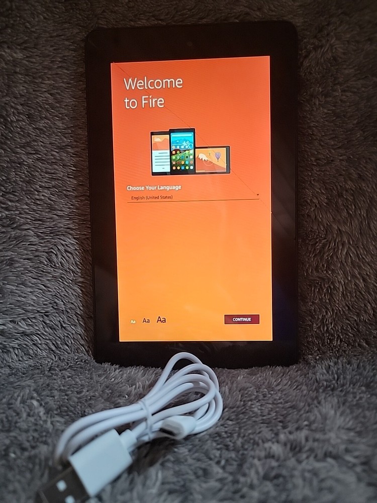 Amazon Fire (5th Generation) WORKS! 8GB,  7in Black. Cracked Screen Bundle