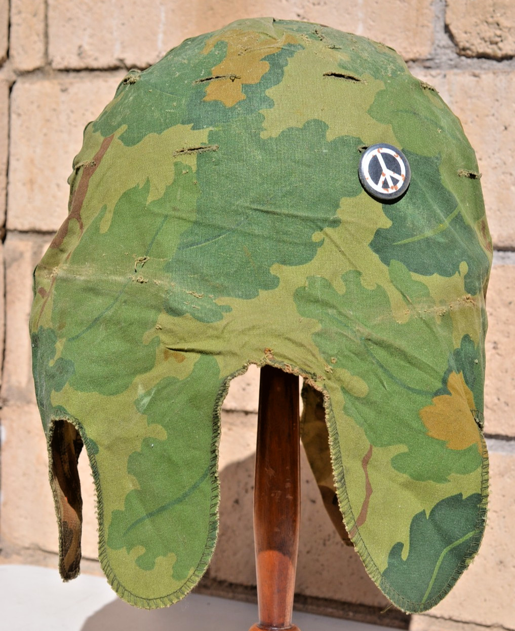 EARLY US ARMY M1 HELMET  VIETNAM WAR VINTAGE CAMOUFLAGE COVER & PEACE PIN BUTTON