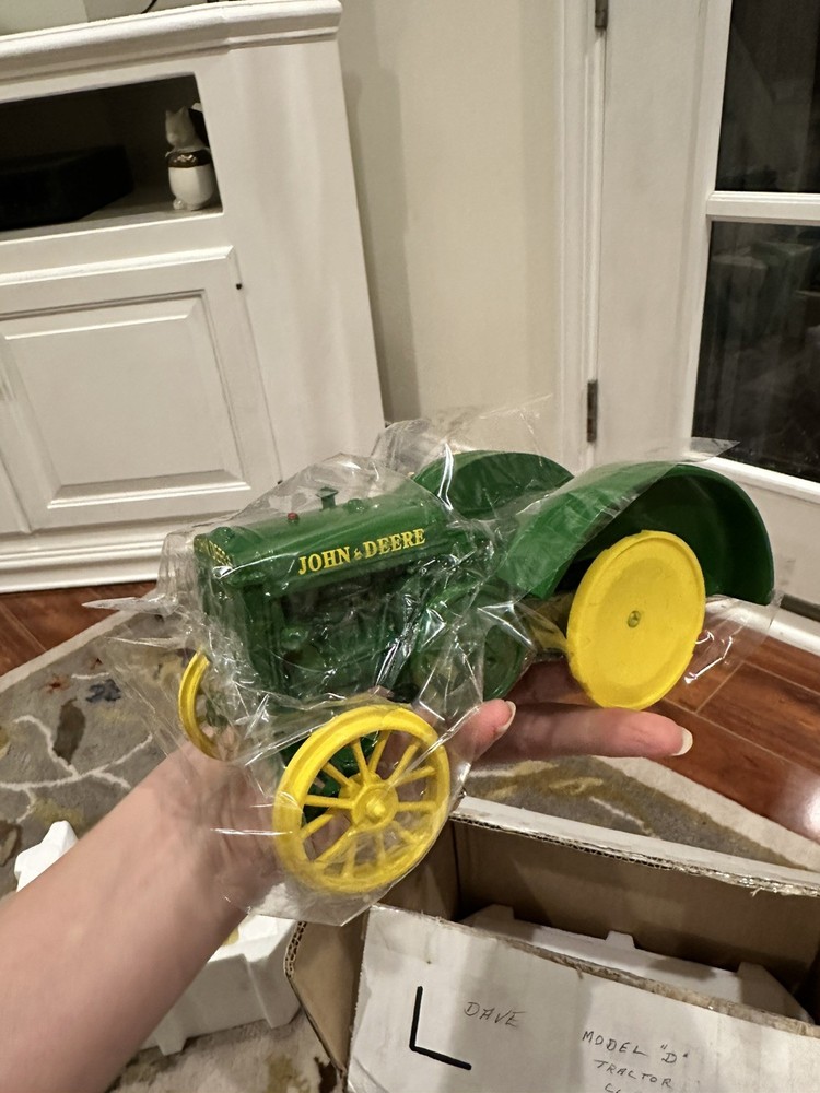 DANBURY MINT JOHN DEERE MODEL D TRACTOR CLOCK SCALE 1:16 NEW