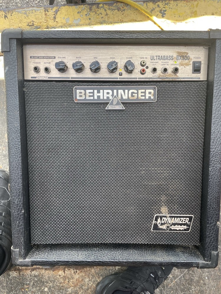 BEHRINGER UltraBass BX300 Bass Amplifier DYNAMIZER Explosive Punch