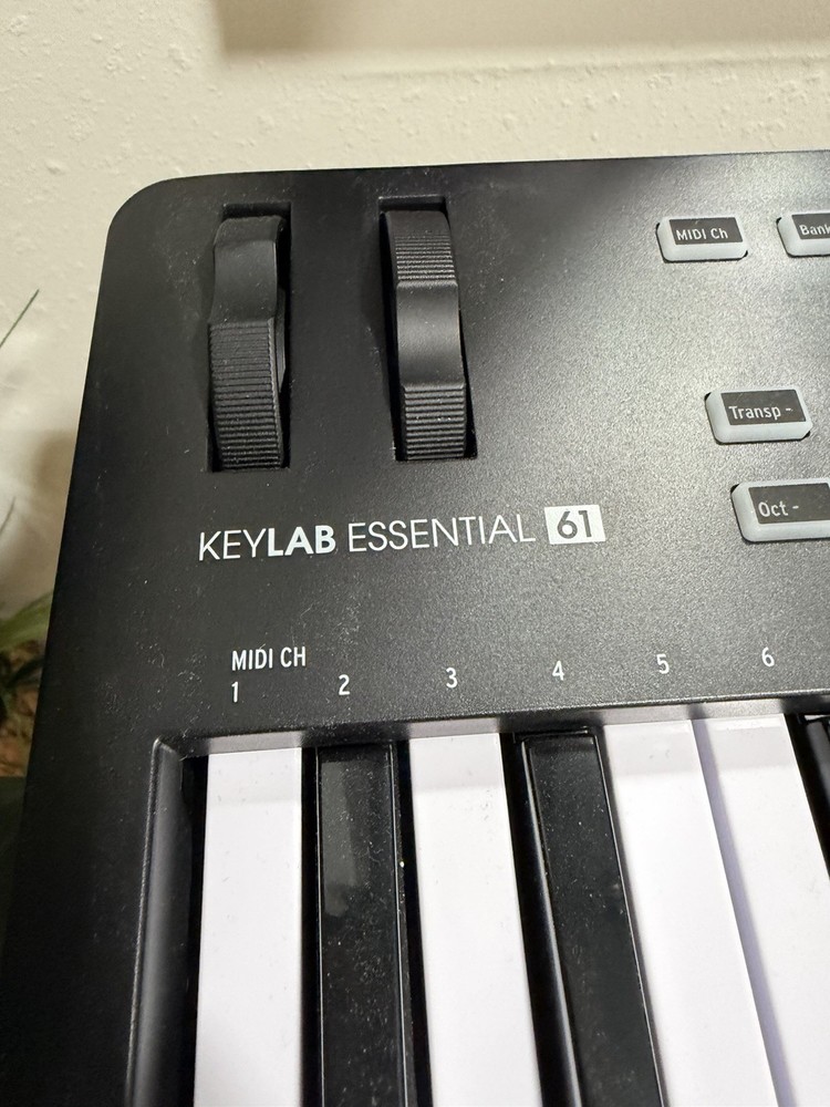 Arturia KeyLab Essential 61 MIDI Keyboard Controller 61 Keys USB Pad Triggers