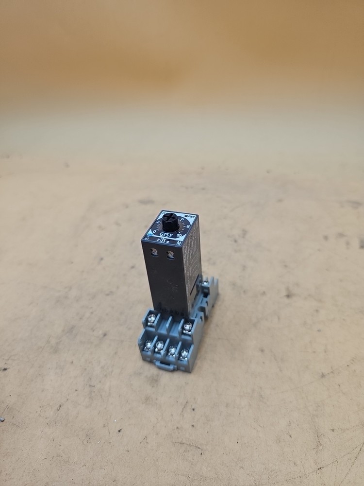 IDEC GT5Y-4SN  24VDC ELECTRONIC TIMER & SOCKET. SY4S-05