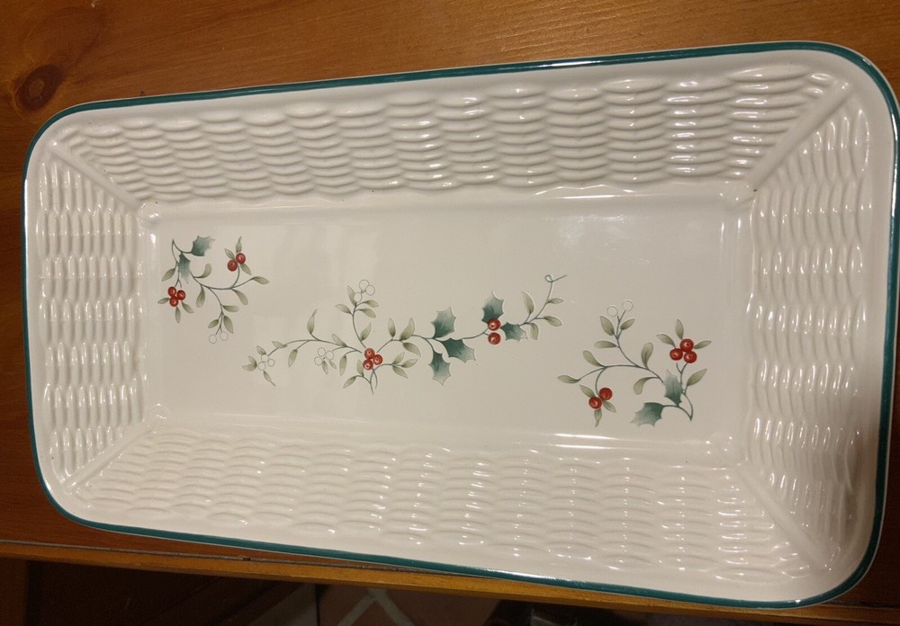 PFALTZGRAFF WINTERBERRY BASKETWEAVE BREAD/APPETIZER TRAY