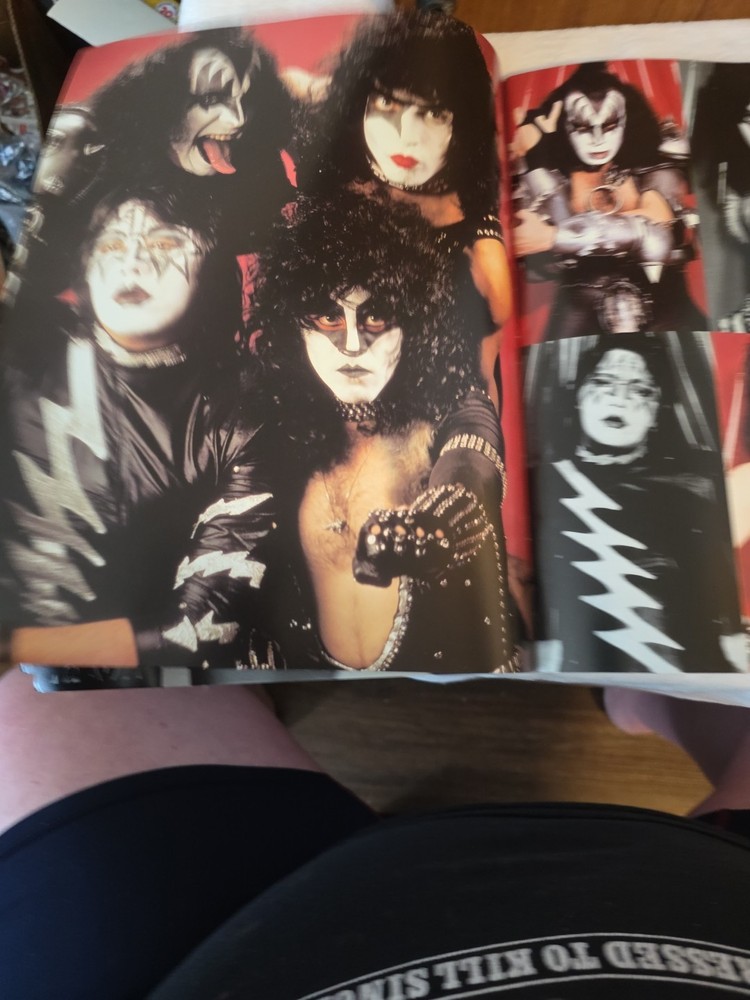 KISS LIVE SIGNED BY GENE SIMMONS MAGAZINE UK IMPORT, 1996