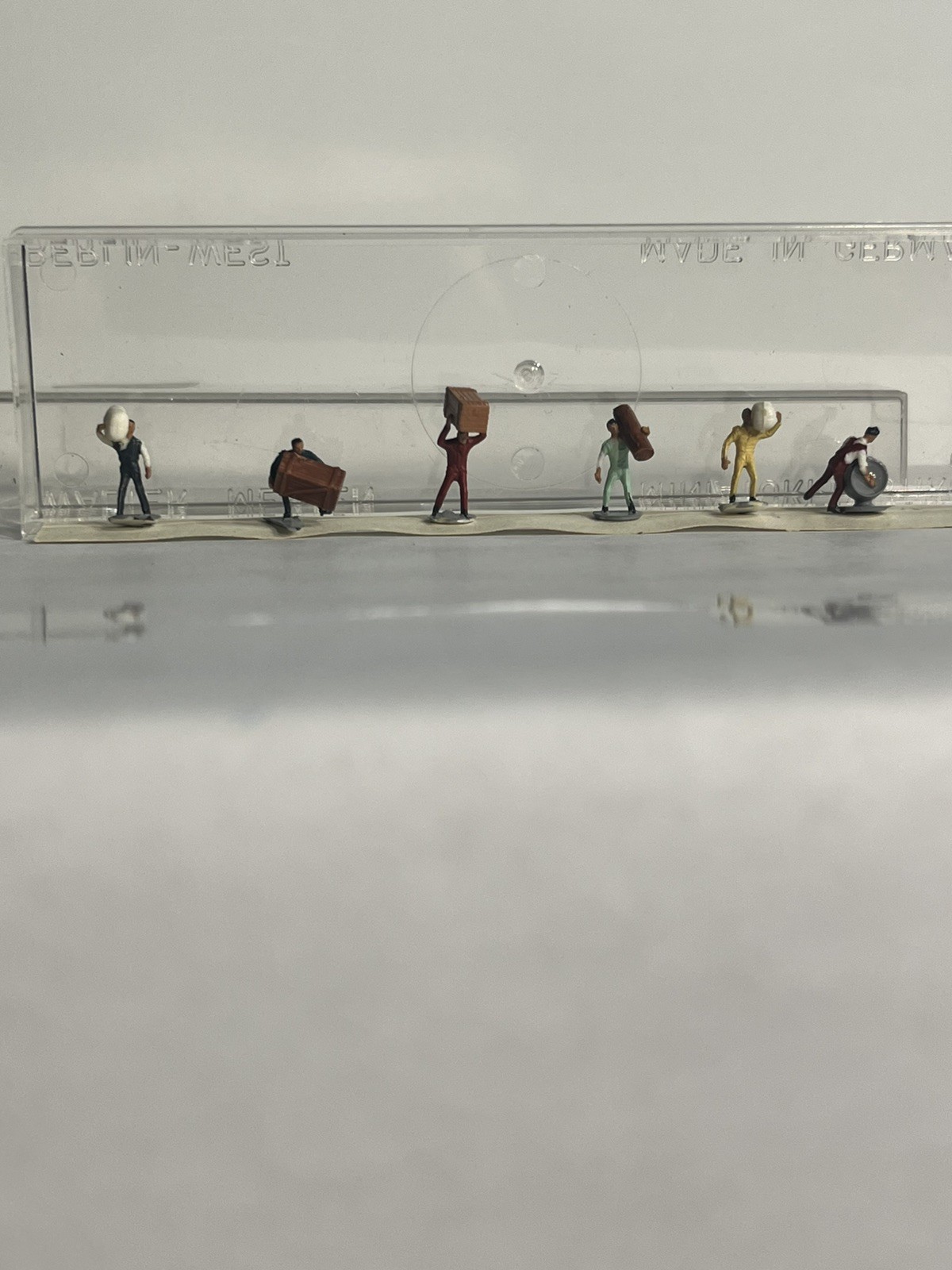 N Scale Figures Preiser & Merten.Fisherman, Dock Workers, and Men Sitting