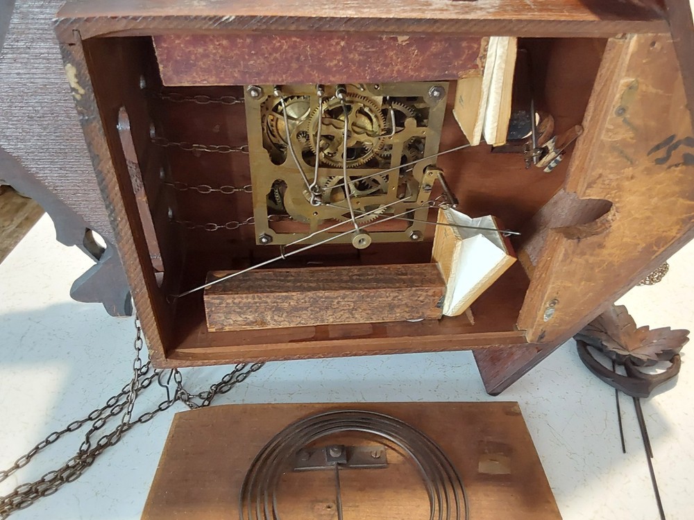 Antique BLACK FOREST Cuckoo Clock w/Wolf