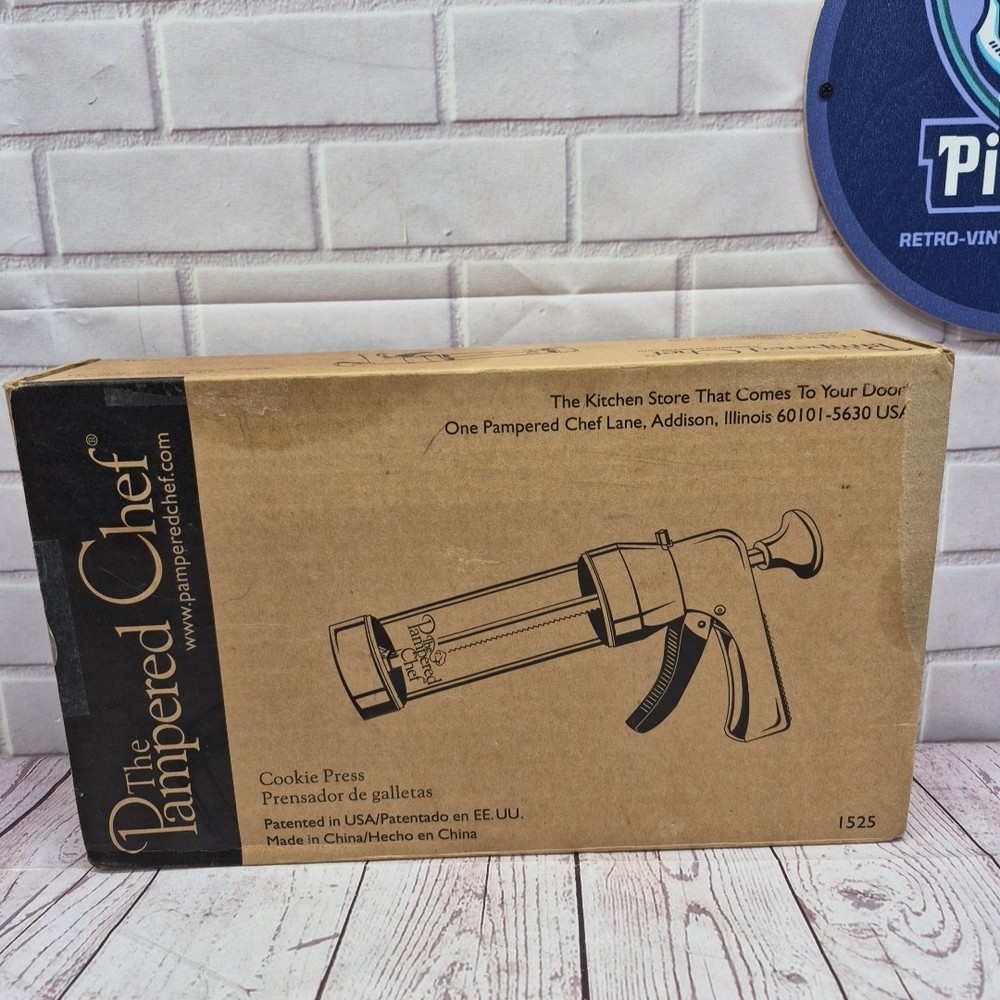 NIB Pampered Chef 1525 Cookie Press with 16 Pattern Discs