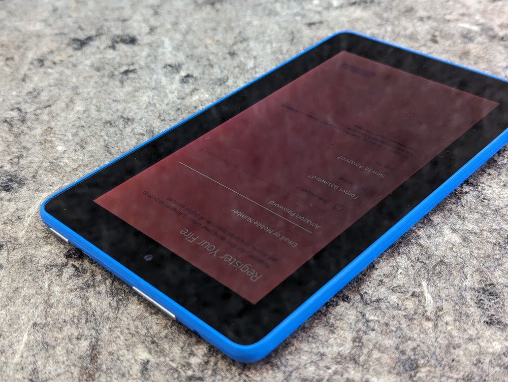 Fire Tablet With Alexa 7" Display 8 GB Blue 5th Gen Bundle, Battery Pack (2D)