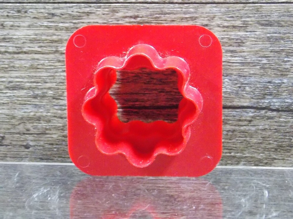 Tupperware Small Cookie Appetizer Canapé Cheese Cutter #797 Red