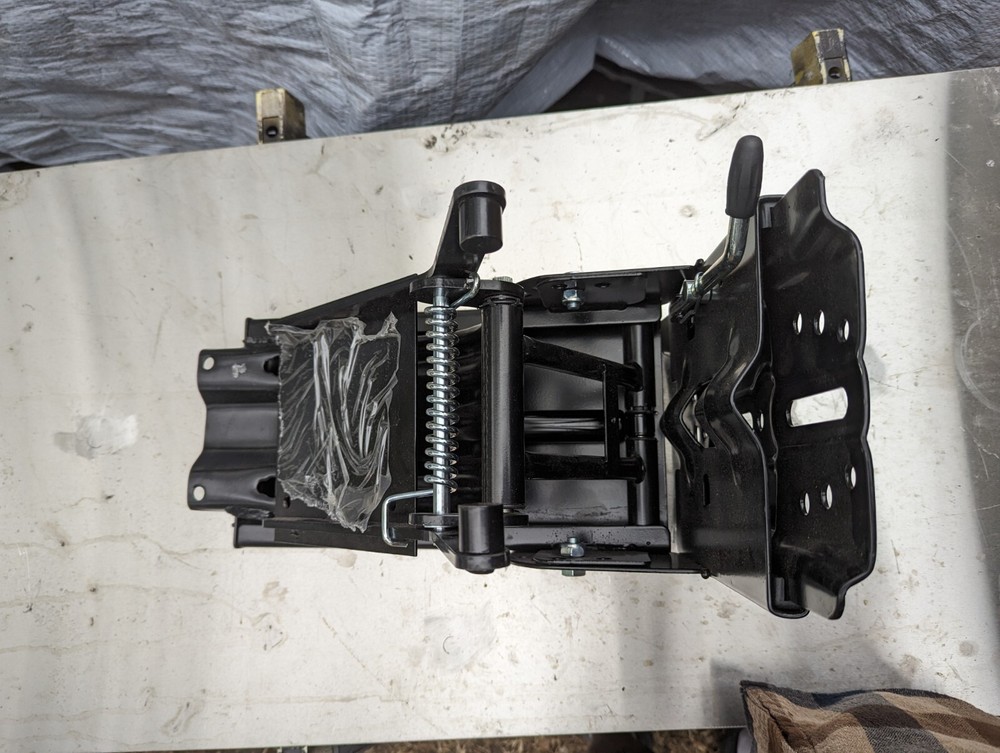 New tractor seat mounting base (G35AG)