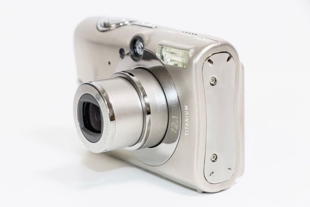 Canon IXY DIGITAL 2000 IS Compact Digital Camera Excellent Condition