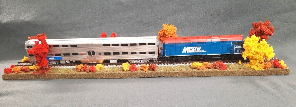 HO SCALE 24" SINGLE TRACK DIORAMA TRAIN DISPLAY -"FALL FOILAGE SCENE"