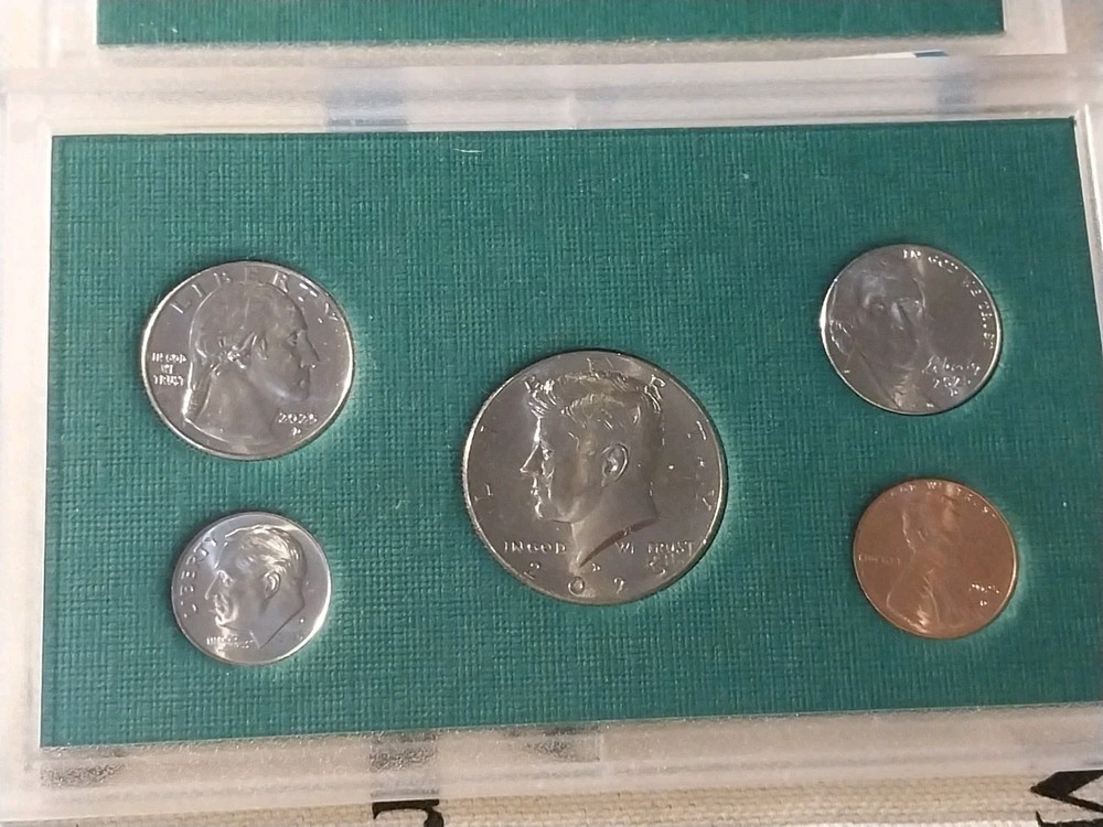 BRILLIANT UNC.2025 MINT SET IN PROOF HOLDERS P AND D MINTS HALF THRU CENT