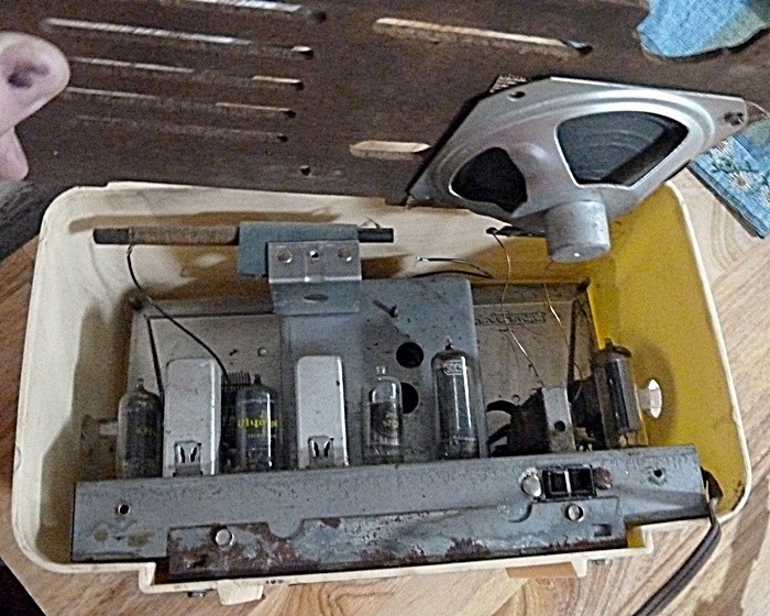 RARE Vintage Truetone Model D2684A Tube Clock Radio 1956