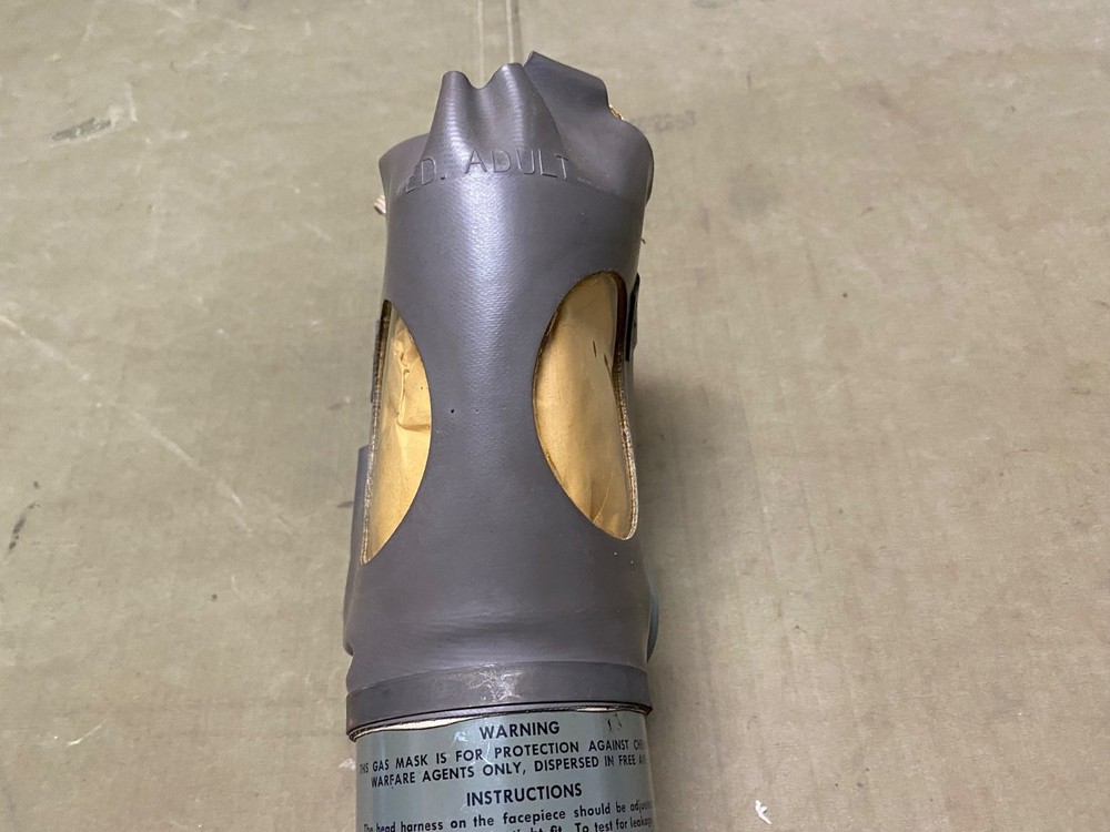 ORIGINAL WWII US ARMY M1A2 NON COMBATANT GAS MASK-ADULT MEDIUM