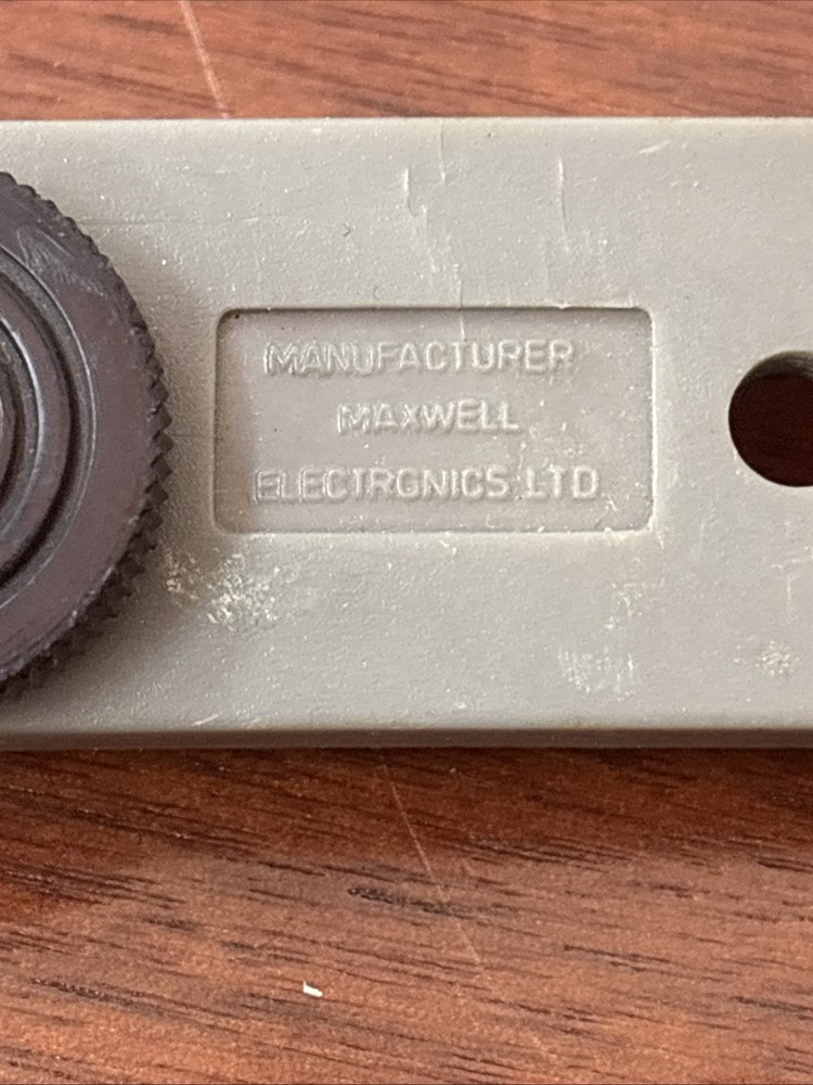 Maxell Plastic Straight Camera Bracket + 1/4" Flash Mount Screw