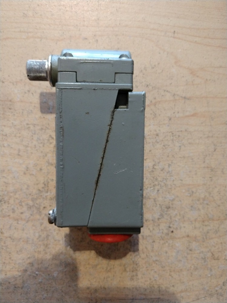 NEW SQUARE D CLASS 9007 TYPE B54C SERIES B LEVER TYPE LIMIT SWITCH