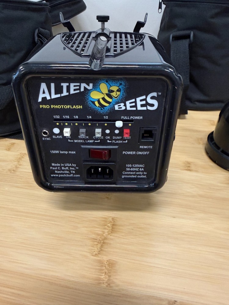 Paul C. Buff B400 AlienBees Black Studio Light Bundle - Light/Case/Reflector