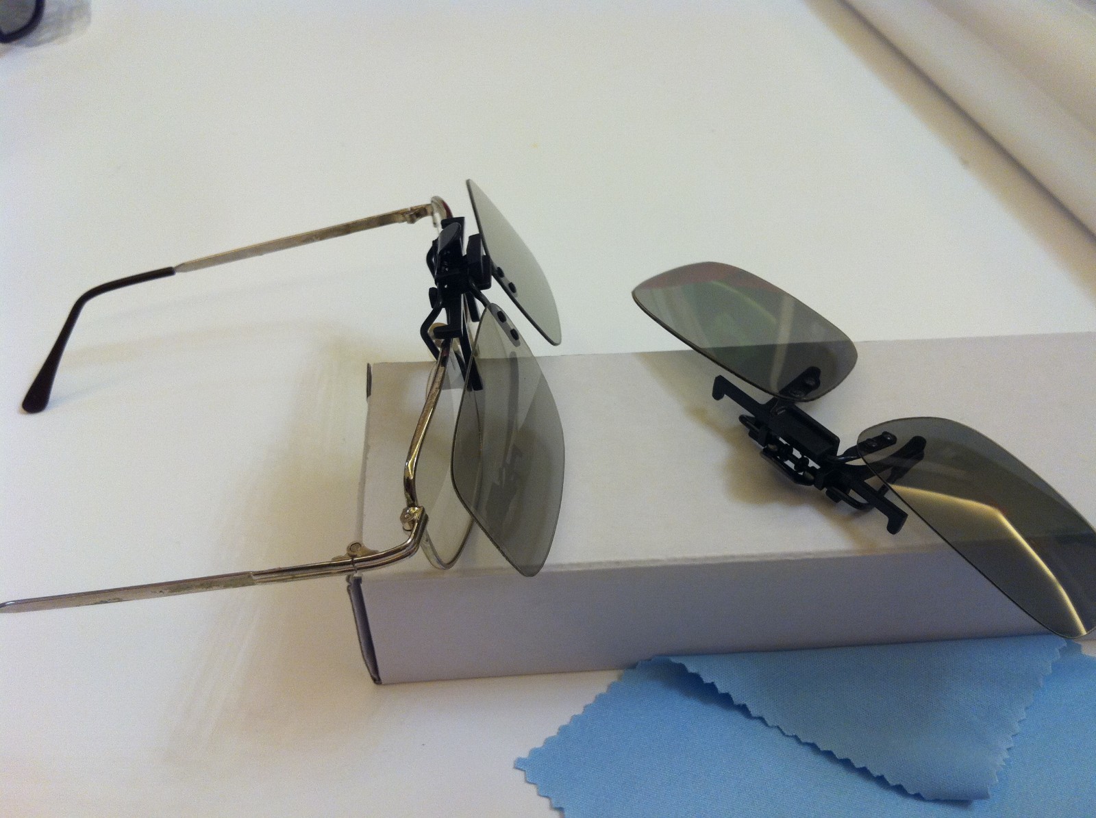 2 Pairs Clip On type Passive Circular Polarized 3D Glass Clip case +1 Free cloth