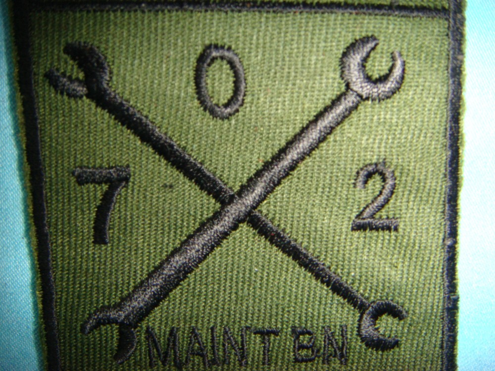 VIETNAM WAR SUBDUED PATCH, US 702nd MAINTENANCE N MEND THE BROKEN SWORD