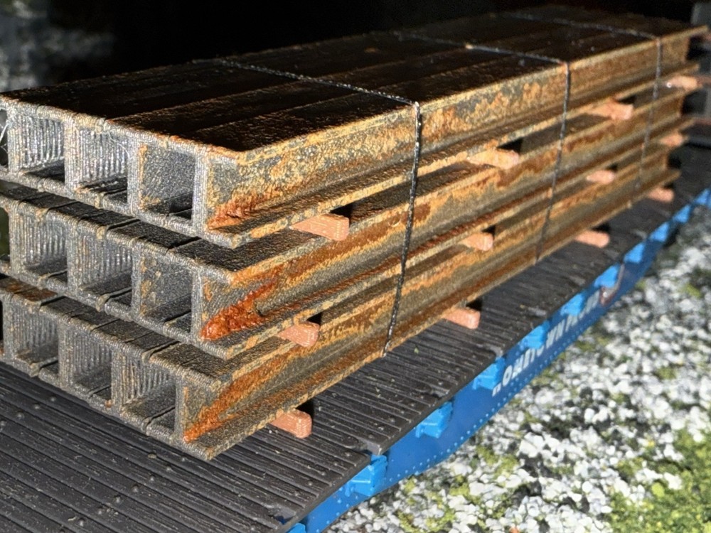 1:87 HO Scale Ibeam Rusty Load/Decor - Tall Stack W/ Blk Straps