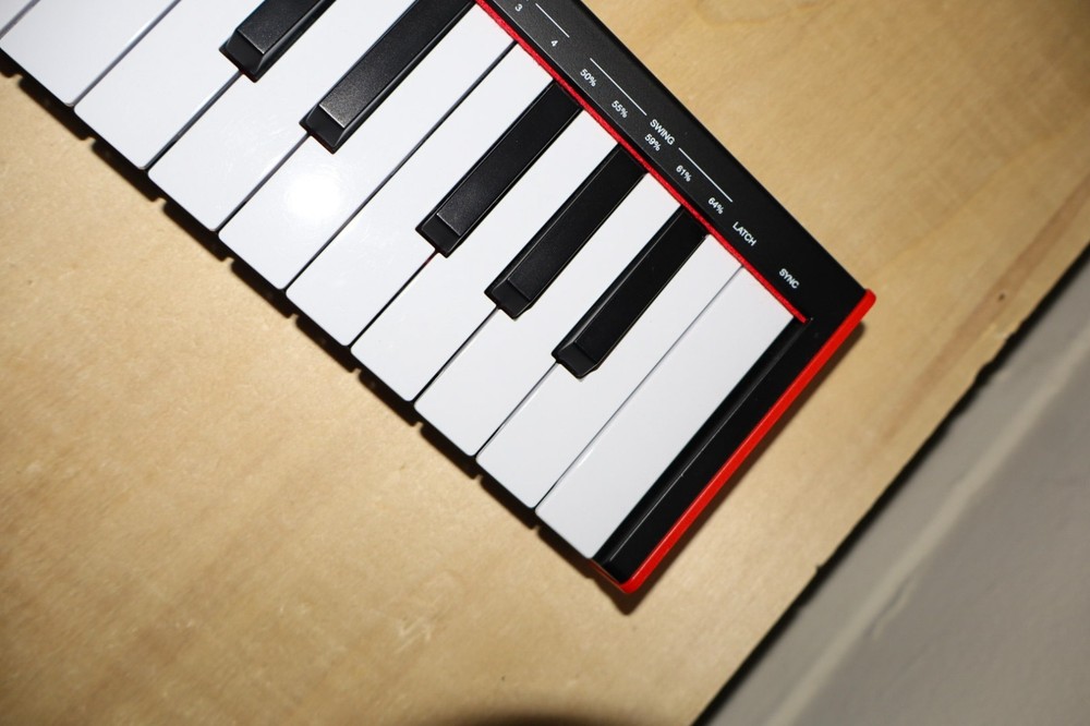 AKAI Professional LPK25 - USB MIDI Keyboard Controller with 25 Responsive Synth