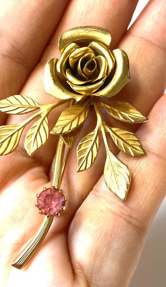 1.357 . Vintage brooch, gold tone, rose, pink crystal
