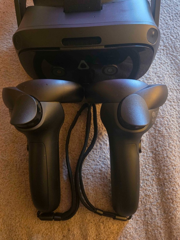 HTC Vive Focus Vision Wired Bundle, XR Headset DisplayPort PC VR Streaming