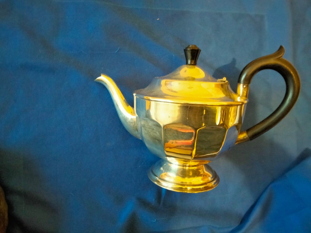 Vintage Sheffield Six Cup Capacity EPNS Deco Style Teapot - Bakelite handle