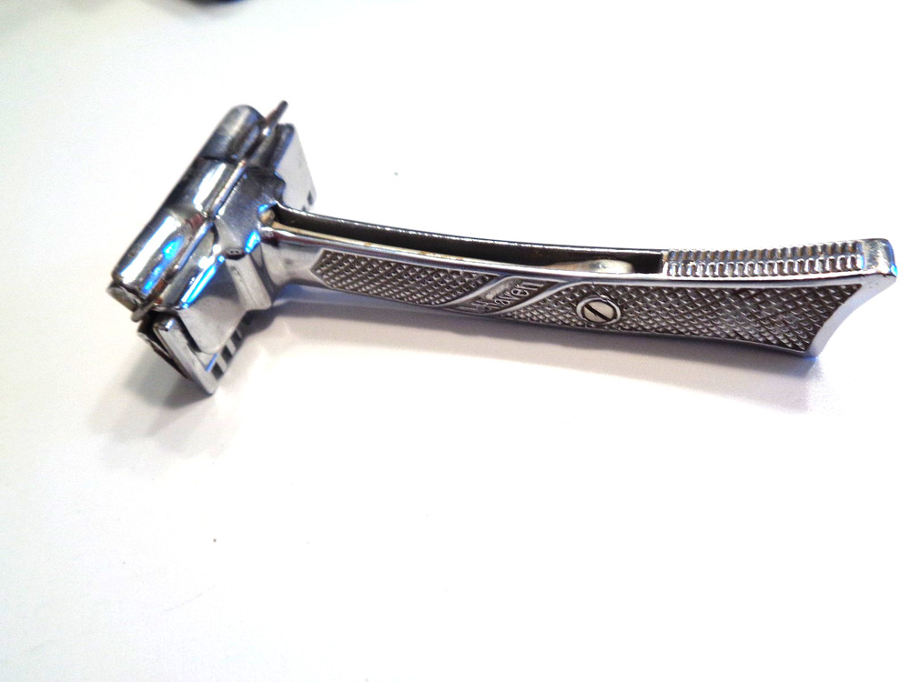 VINTAGE DeHAVEN MODEL NO. 3 RAZOR IN BAKELITE/CELLUOID CASE