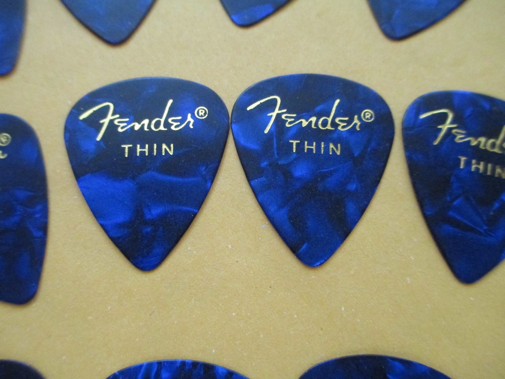 25 FENDER GUITAR PICKS - 351 TYPE IN BLUE PEARL MOTO PEARLOID - THIN