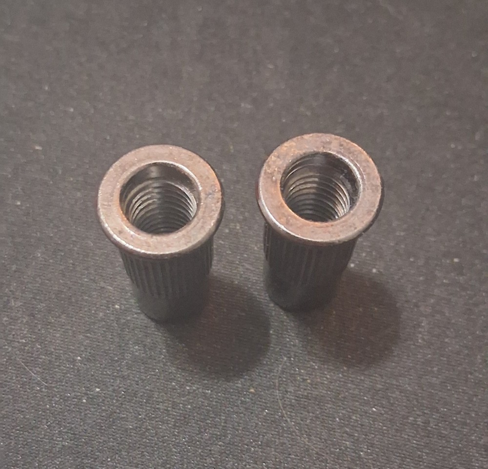 Sung-Il BM003 Tune-o-matic Bridge w/ Mounting Posts, Bushings & 2 Control Knobs.