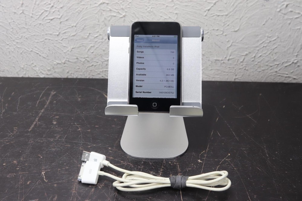 Apple iPod 2nd Generation Touch 8 GB A1288 Tested Working Mint