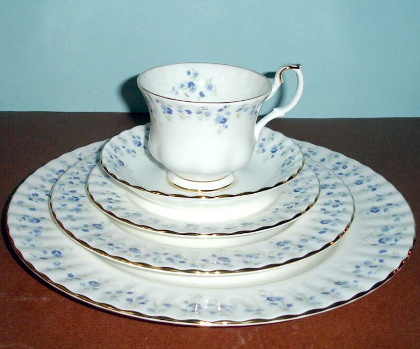 Royal Albert Memory Lane 5 Piece Place Setting Dinnerware Set New