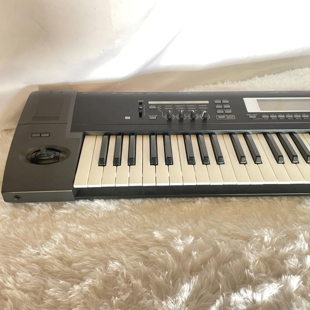 KORG TR76 Synthesizer