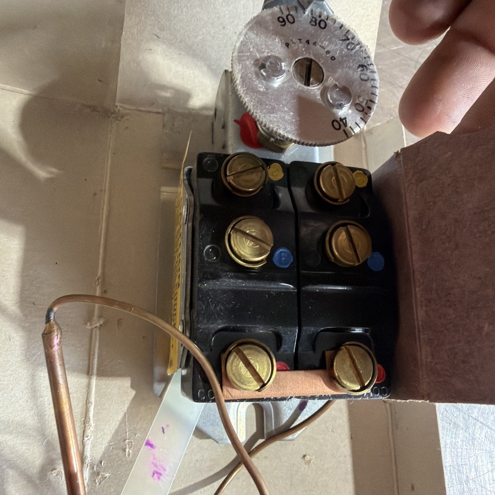 Johnson Controls A28GJ-13C 2-Stage Temperature Control Nos Surplus