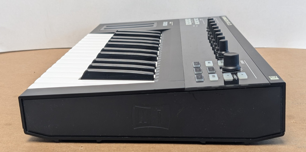 Native Instruments Komplete Kontrol S25 Semi-Weighted Keyboard Controller