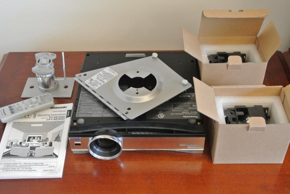 Panasonic PT-AE200U Projector & Ceiling Mount, Bulbs, Remote COMPONENT VIDEO