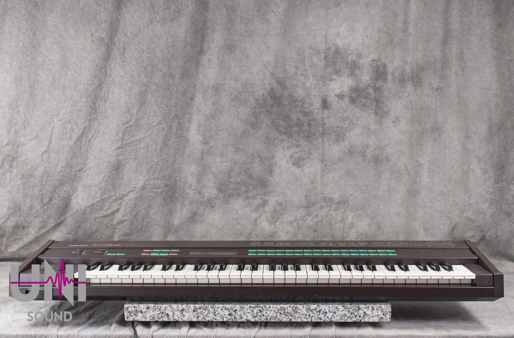 YAMAHA DX7 Digital Programmable Algorithm Synthesizer in Very Good Condition