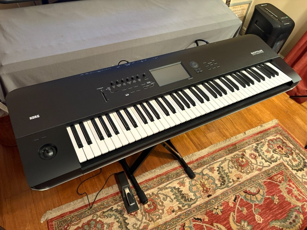 Korg NAUTILUS73 73-key Performance Synth/ Workstation Mint Condition