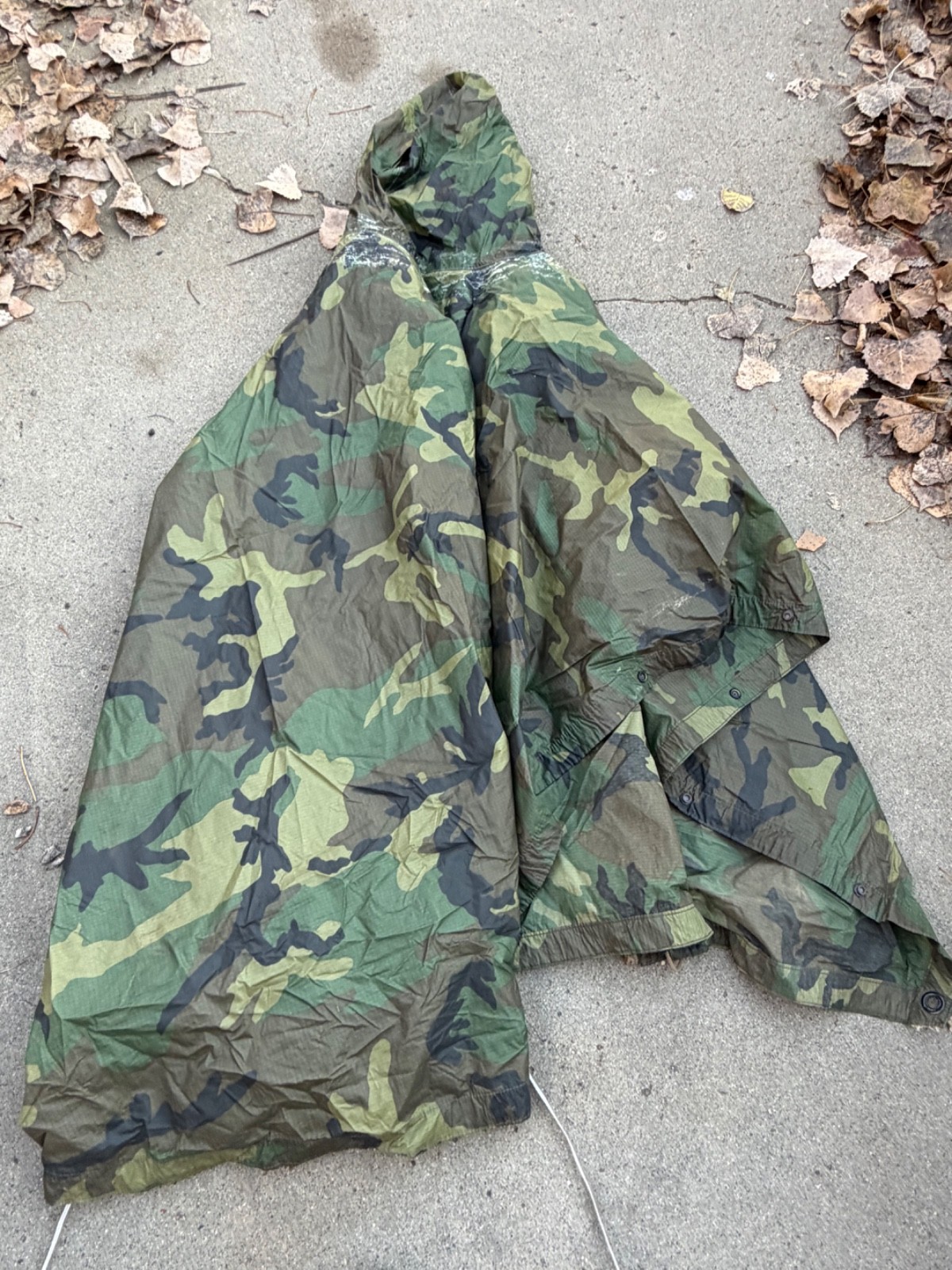 ORIGINAL POST VIETNAM WAR US ARMY WOODLAND CAMO RAIN PONCHO- DATED 1987