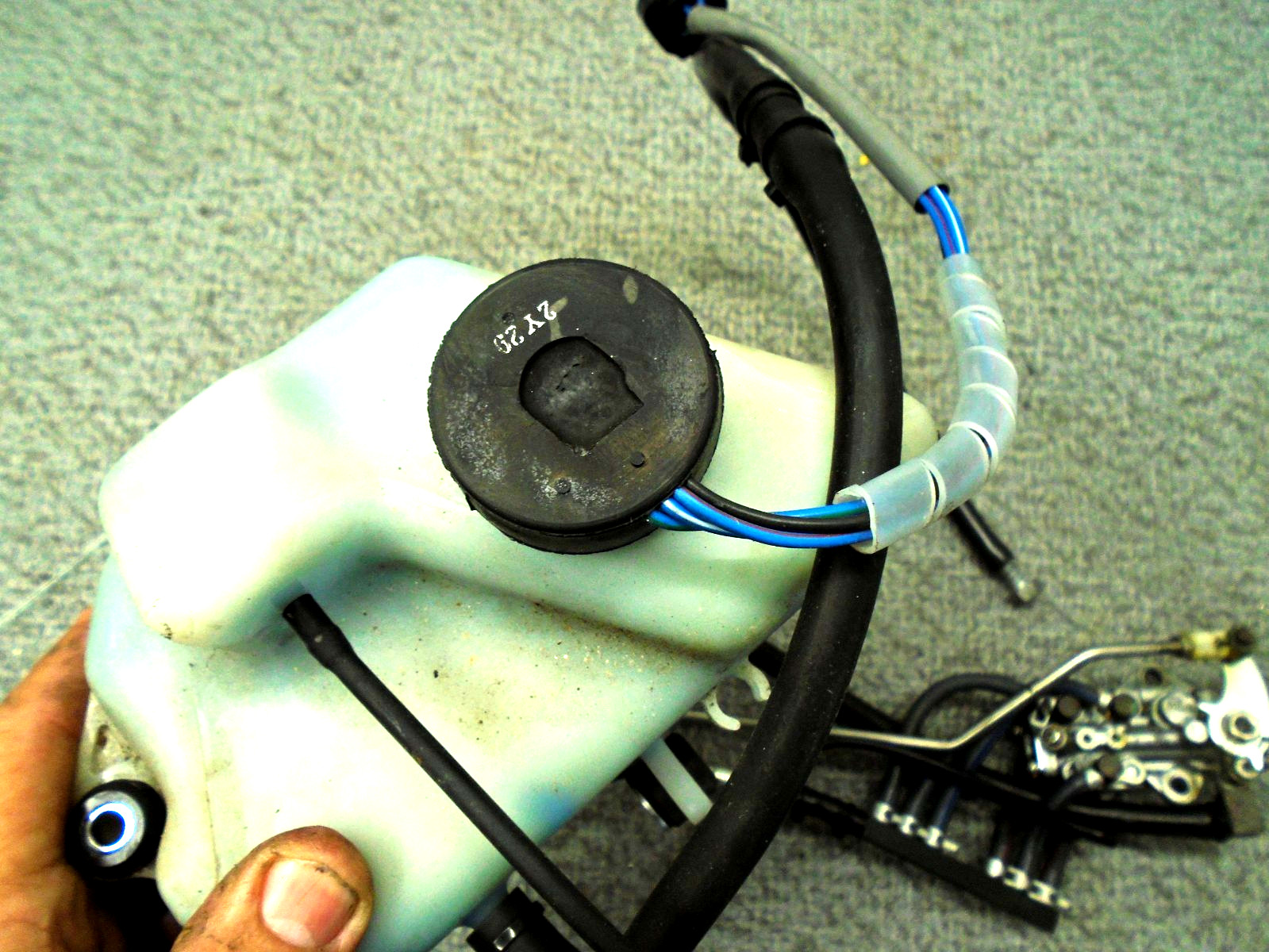 Oil Injection Pump Assy w Tank Assy 67H-13200-00-00 Yamaha 150hp-200hp Outboard