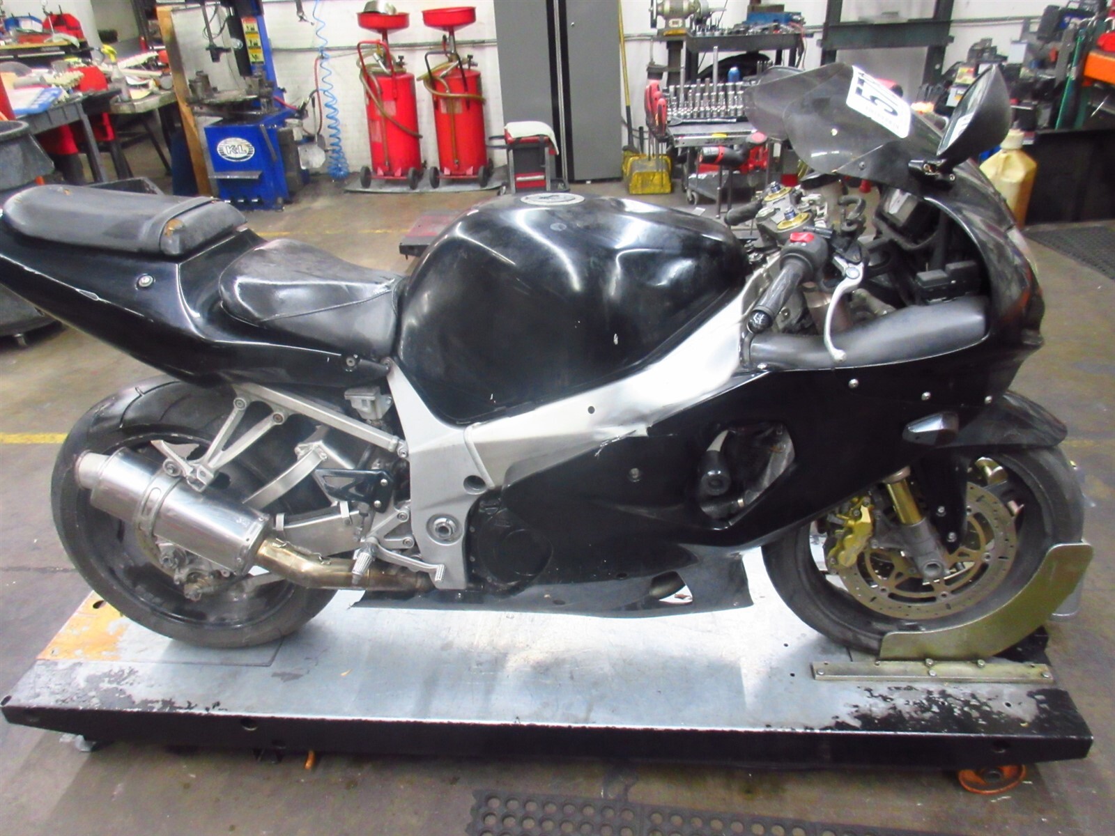 2002 01-02 Suzuki GSXR 1000 GSXR1000 Crankcase Case Engine Motor Block Piston