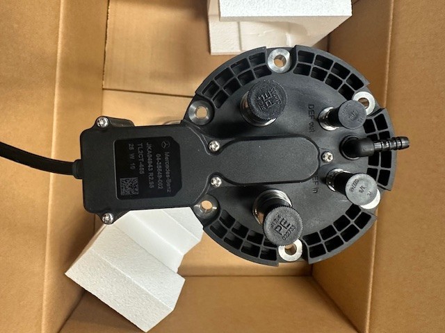 DEF HEADER ASSY OEM FREIGHTLINER 04-35649-002 04-31354-004